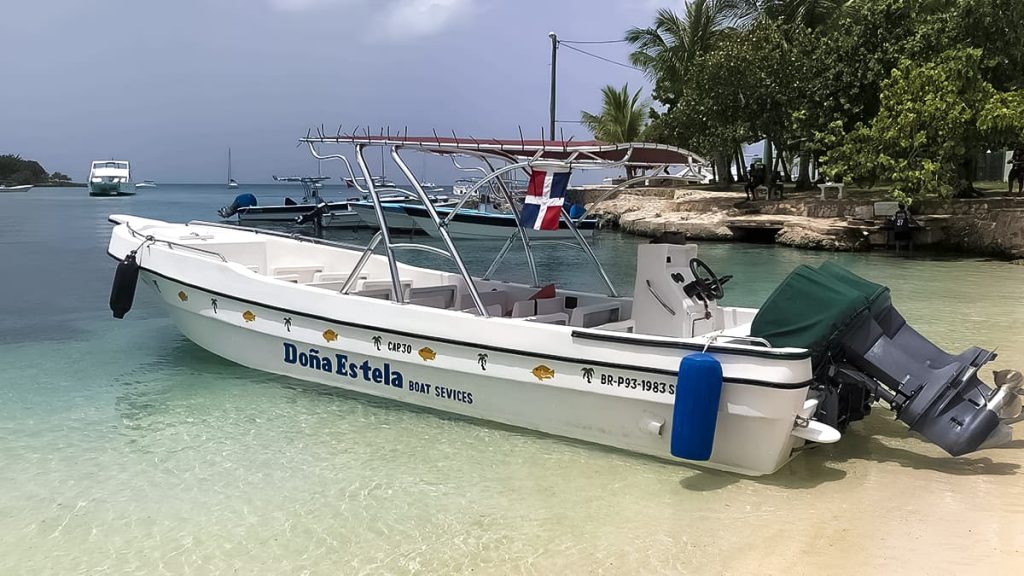 Lancha Doña Estela en Puerto - Isla Saona Tour Explorer