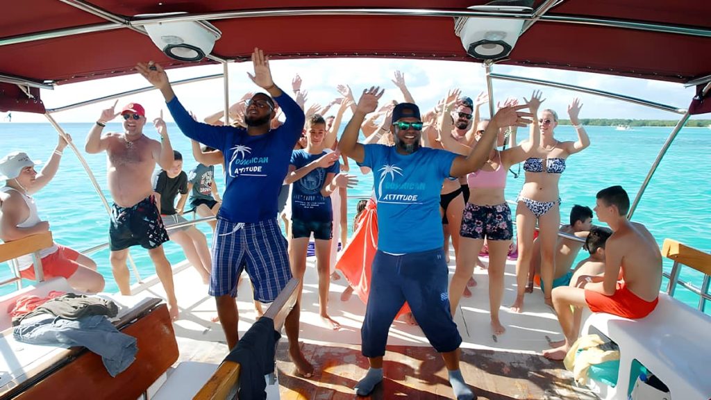 Animación a bordo del barco - Isla Saona Tour VIP por las Playas