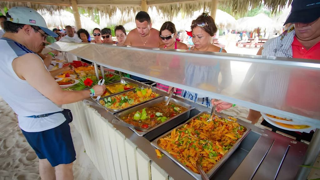 Buffet tropical en la playa - Isla Saona Tour Clásico
