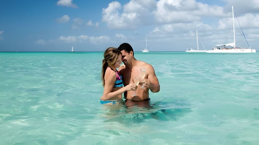 Pareja en la piscina natural - Isla Saona Tour Clásico